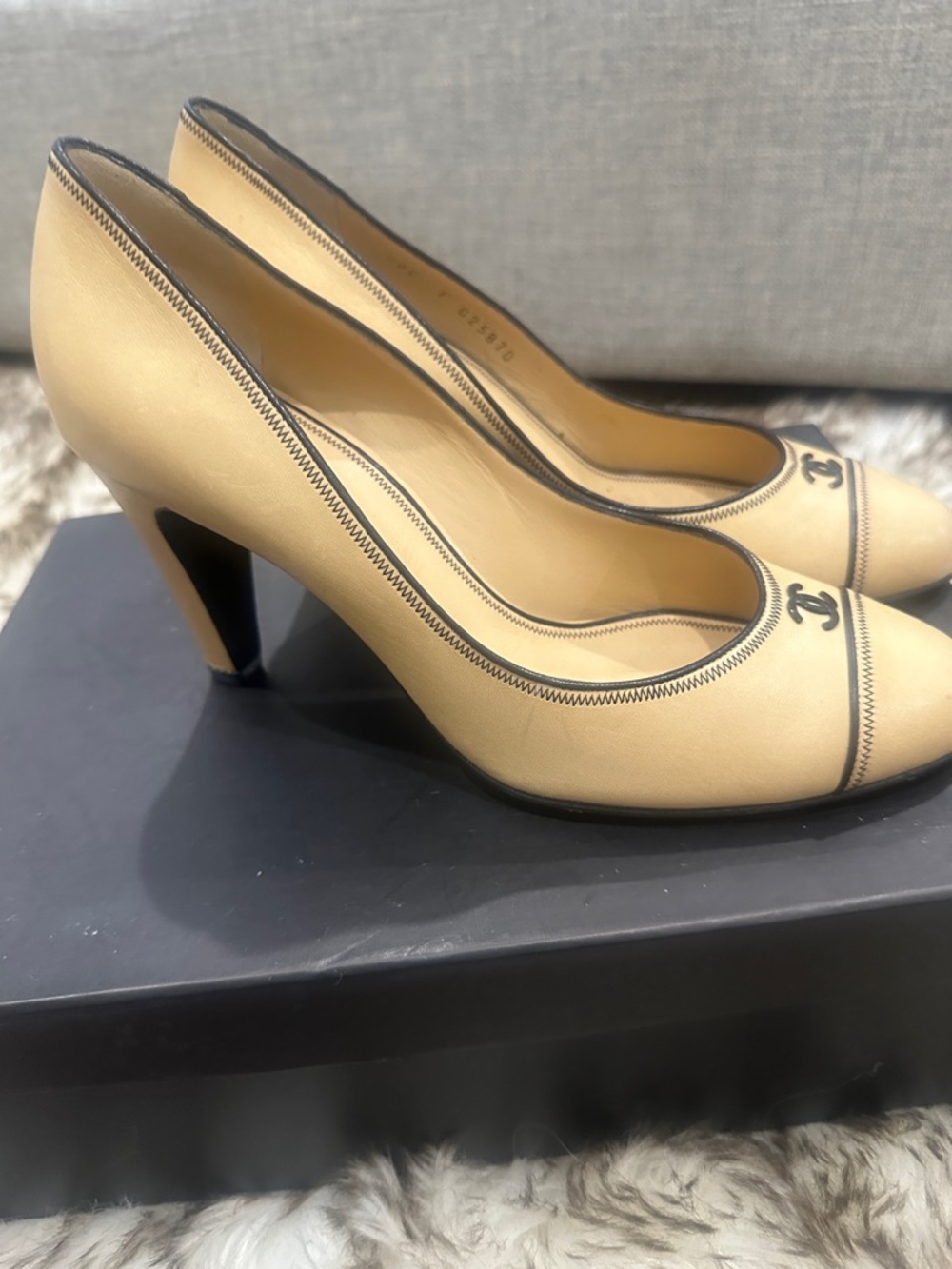 CHANEL Beige Pumps with Black Trim and CC Logo - Picture 2 of 6